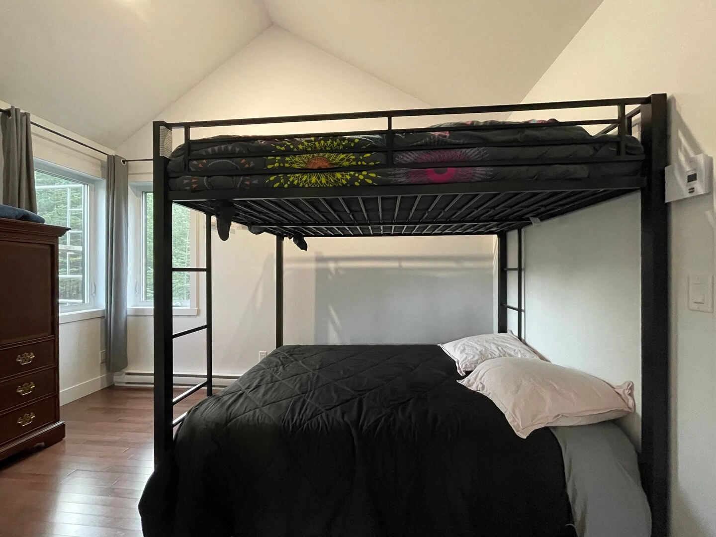 Bedroom 1 with bunk queen beds at L’Évasion chalet