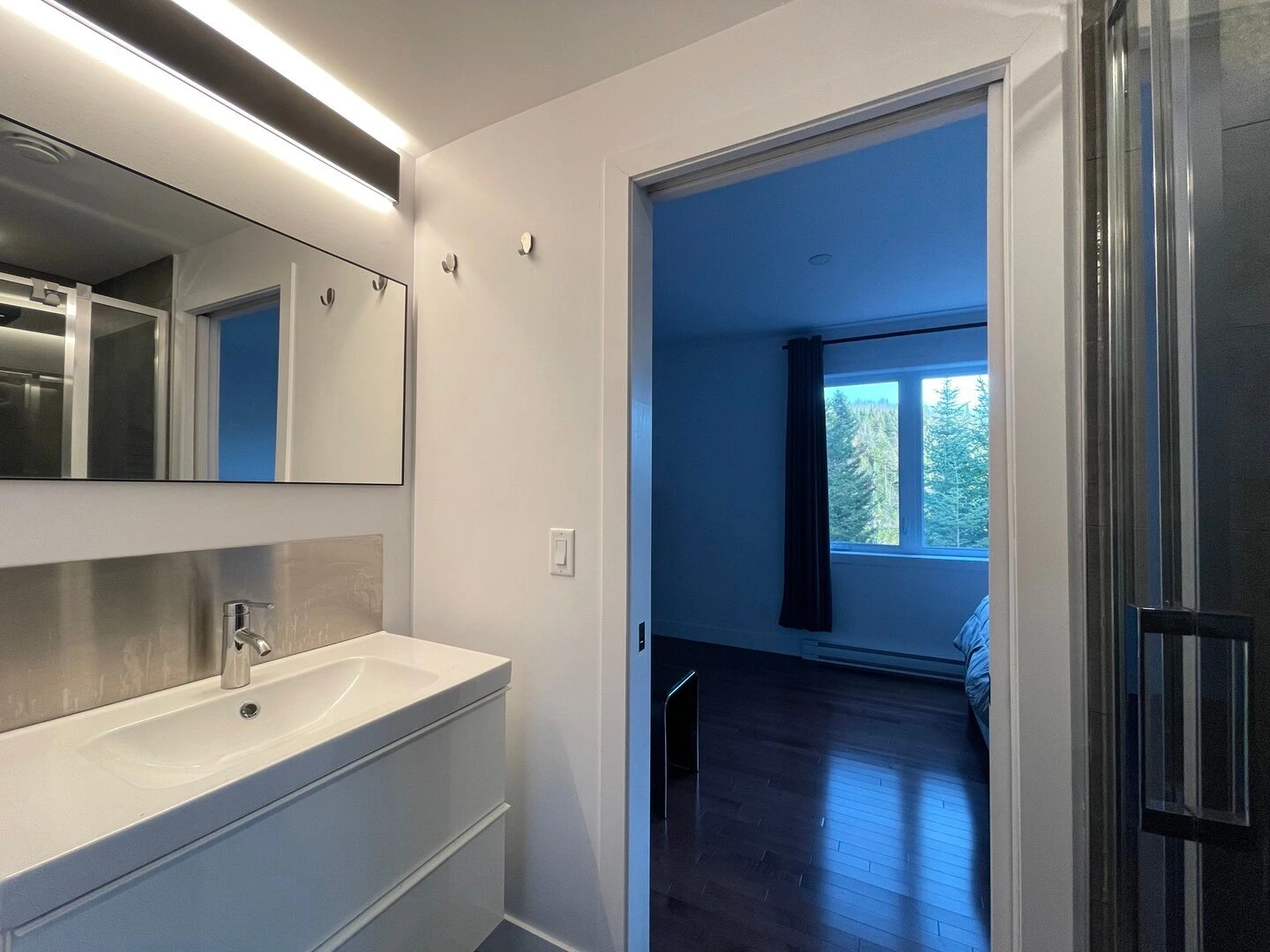 Shared bathroom for bedrooms 1 and 2 at L’Évasion chalet