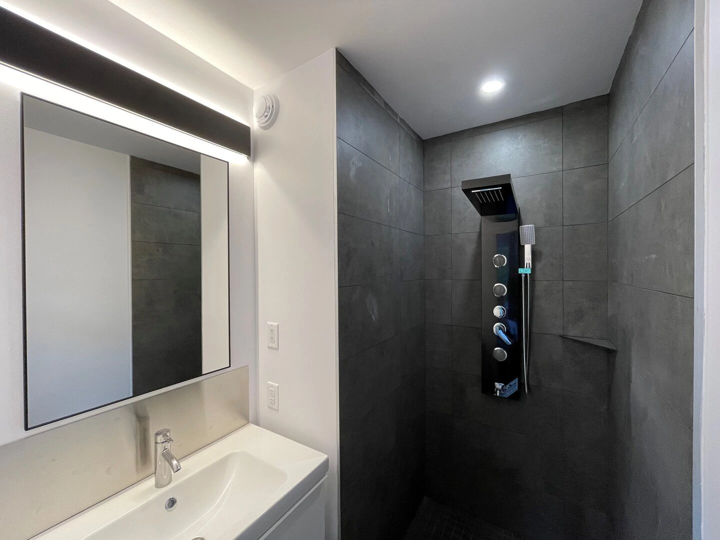 Bathroom for bedroom 3 at L’Évasion chalet