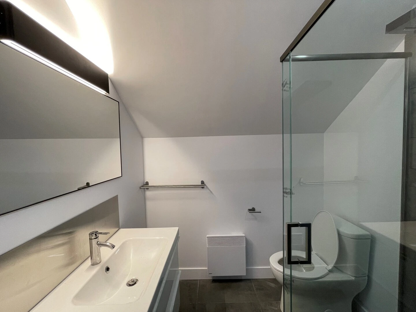 Bathroom for bedroom 4 at L’Évasion chalet