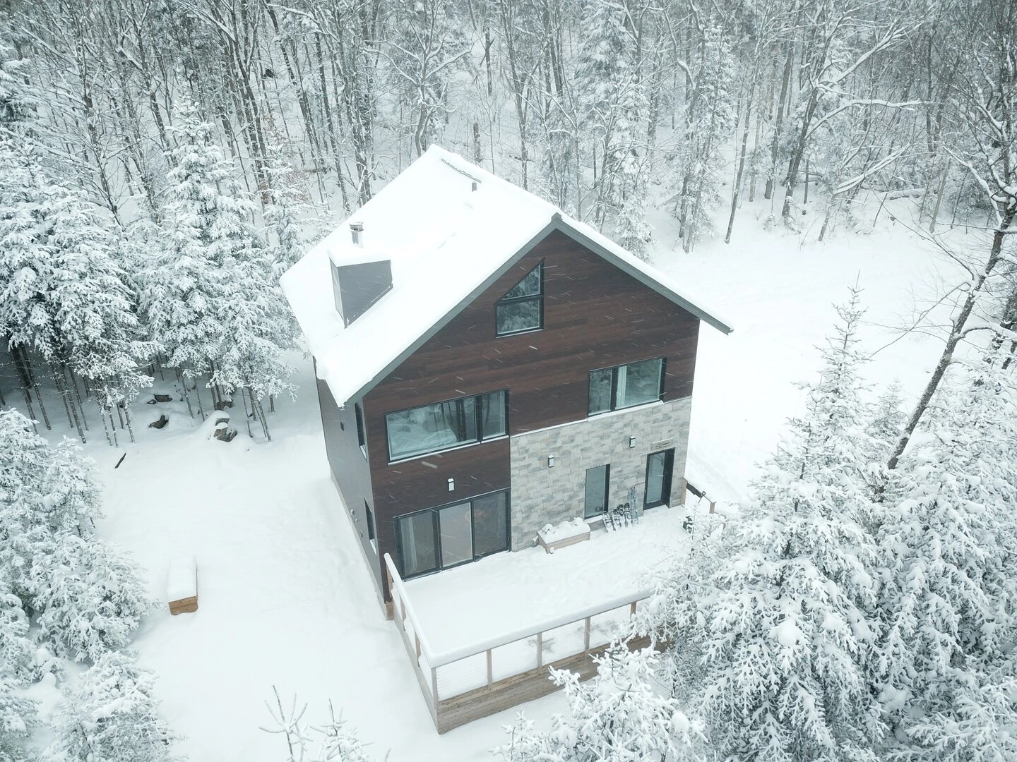 Exterior view of L’Évasion chalet in winter