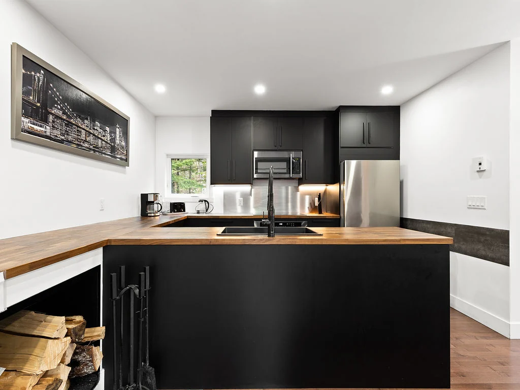 Îlot et cuisine moderne du chalet L’Évasion