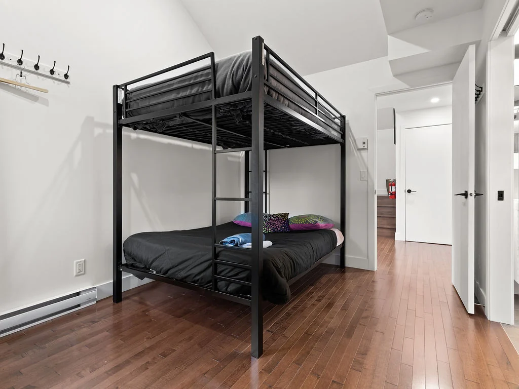 Seconde vue de la chambre 1 avec lits queen superposés du chalet L’Évasion