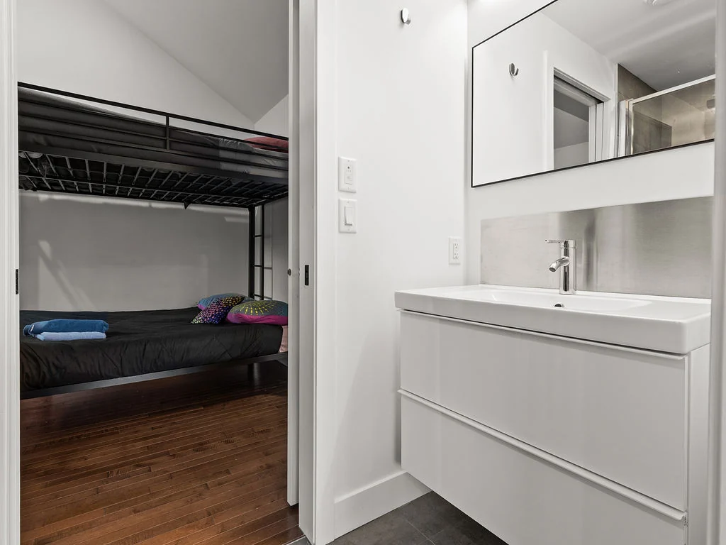 Espace chambre et salle de bain du chalet L’Évasion