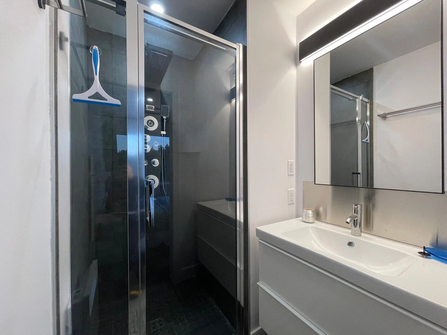 Bathroom for bedroom 3 at Le Bellissime chalet