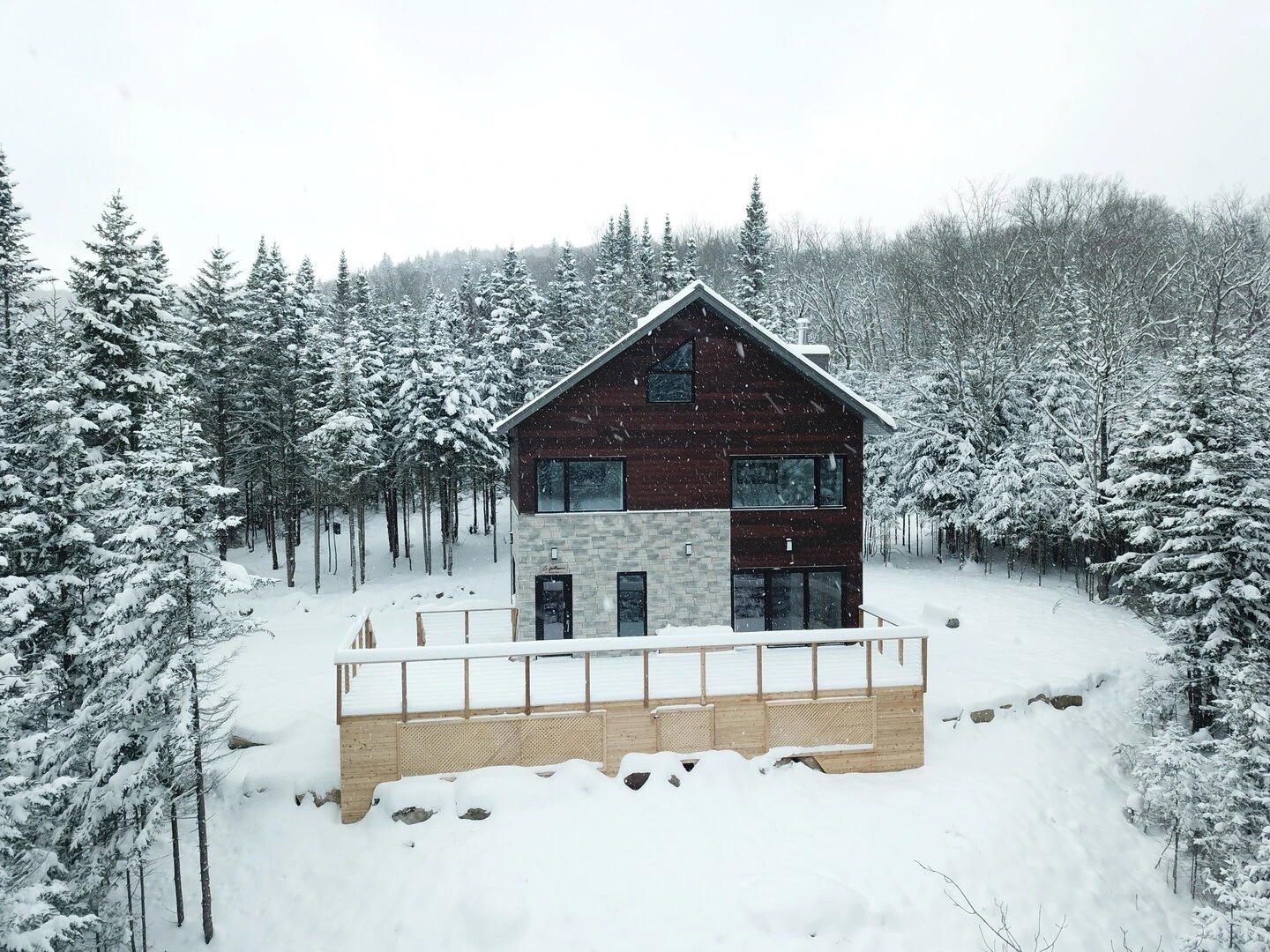 Exterior view of Le Bellissime chalet in winter