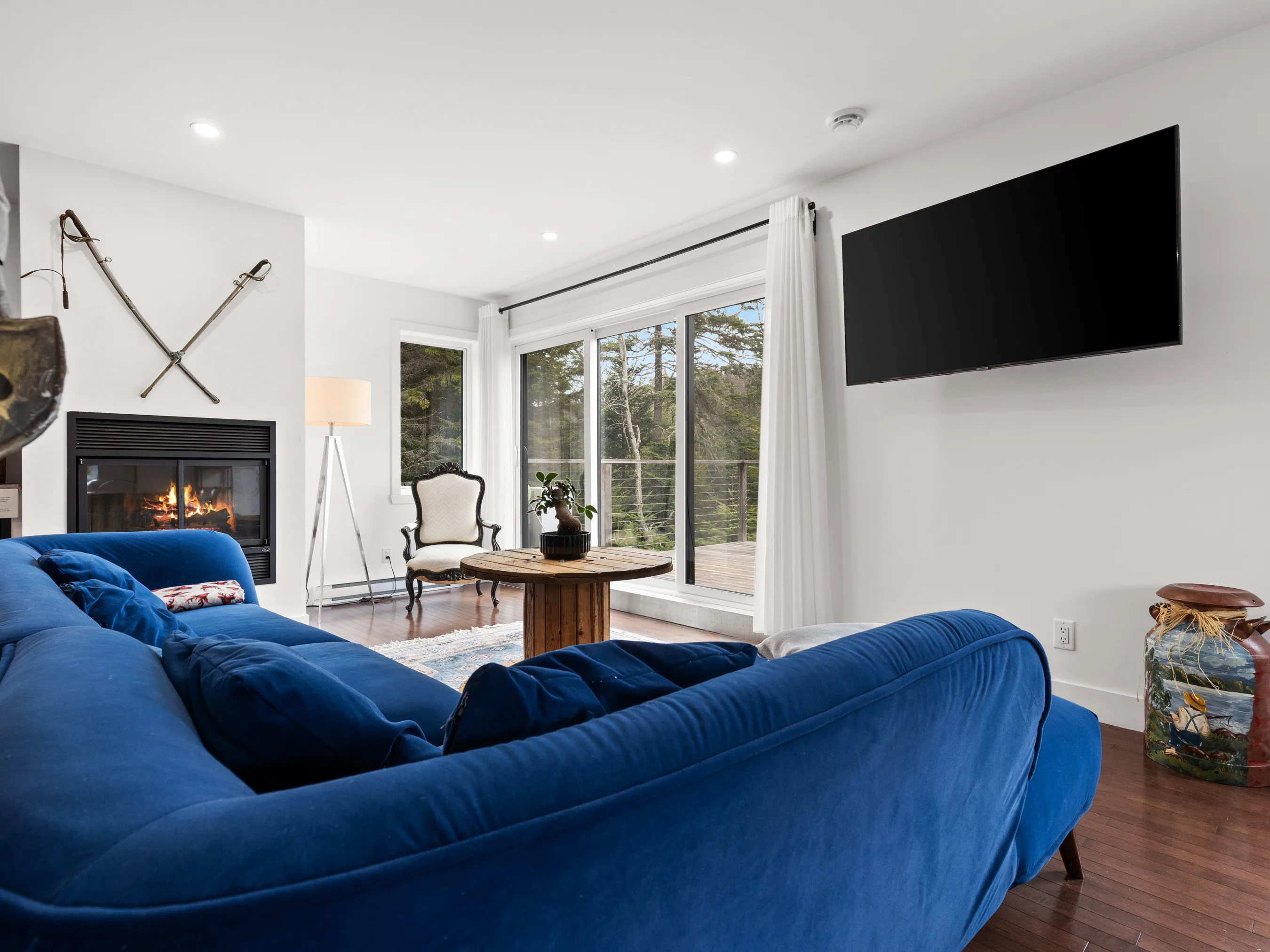 Living room and fireplace of Le Bellissime chalet