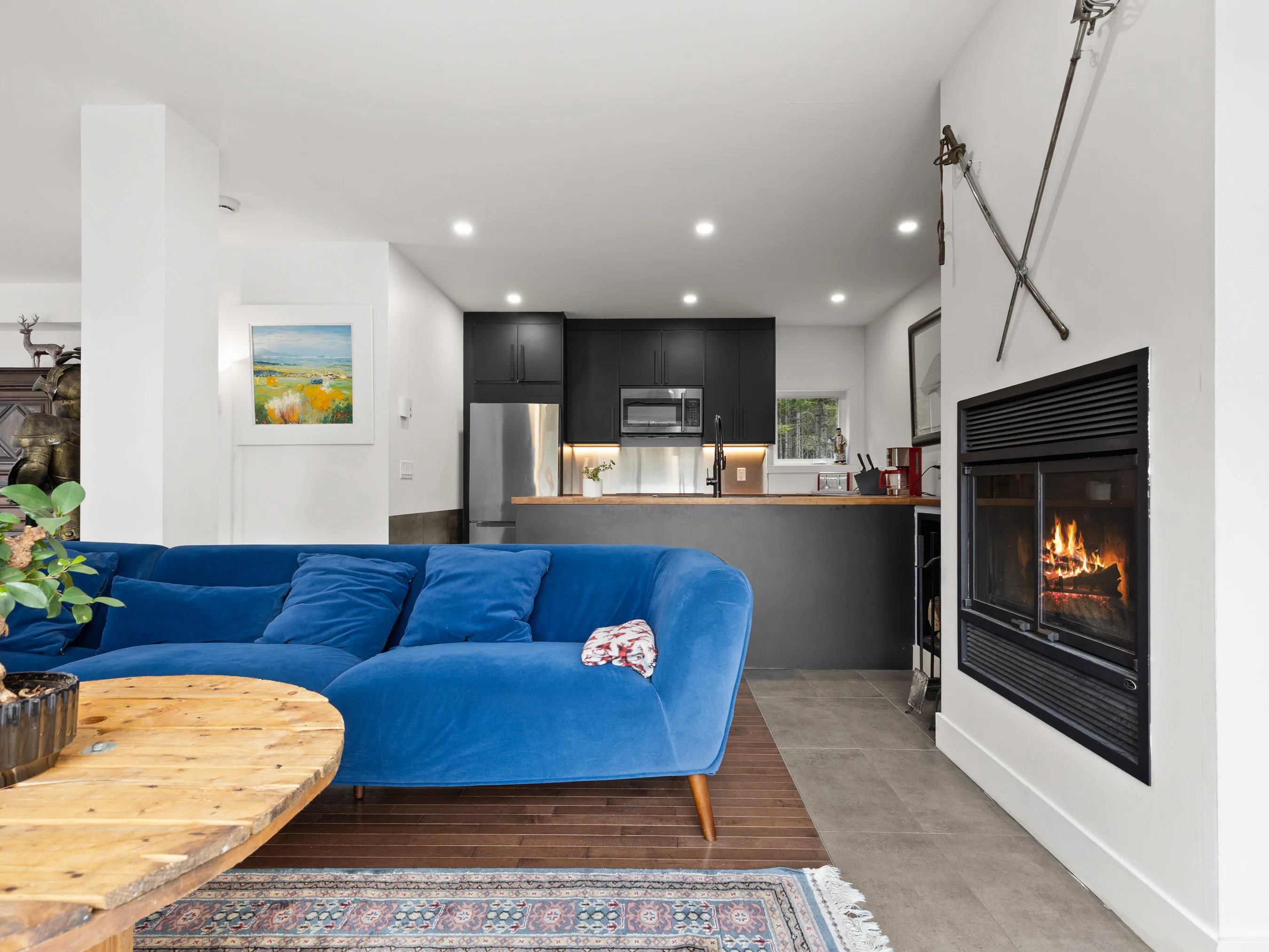 Kitchen, fireplace and living room of Le Bellissime chalet