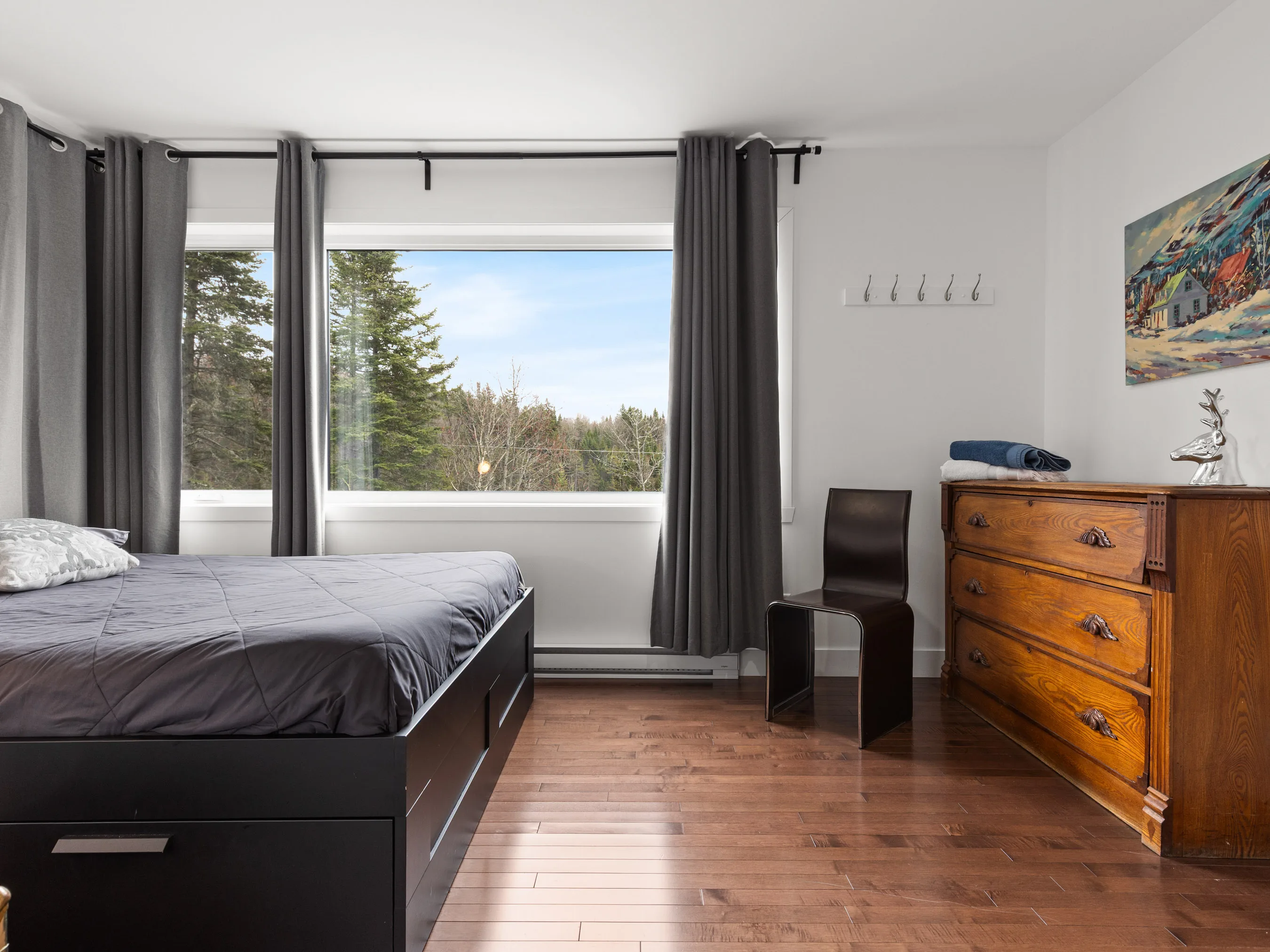 Queen bedroom of Le Bellissime chalet