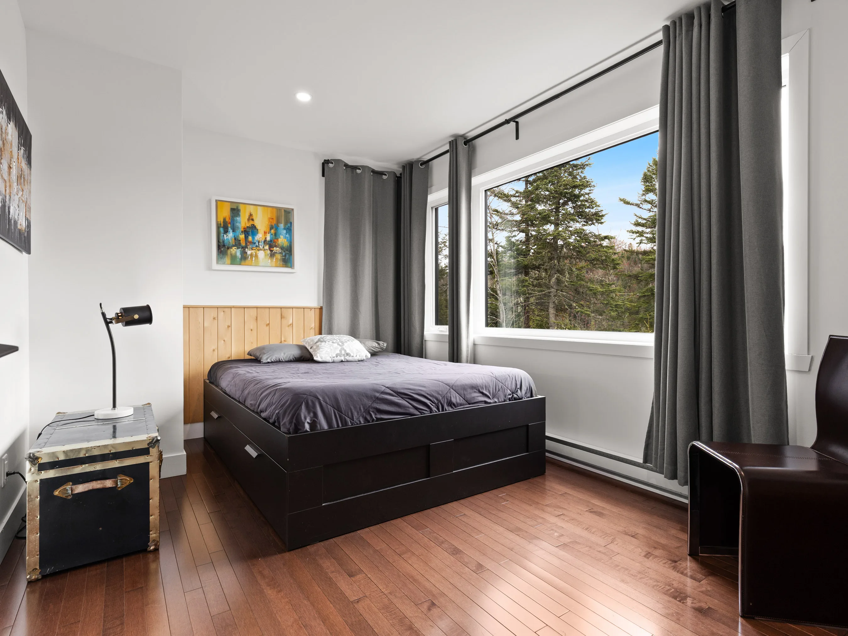 Bedroom with dresser at Le Bellissime chalet