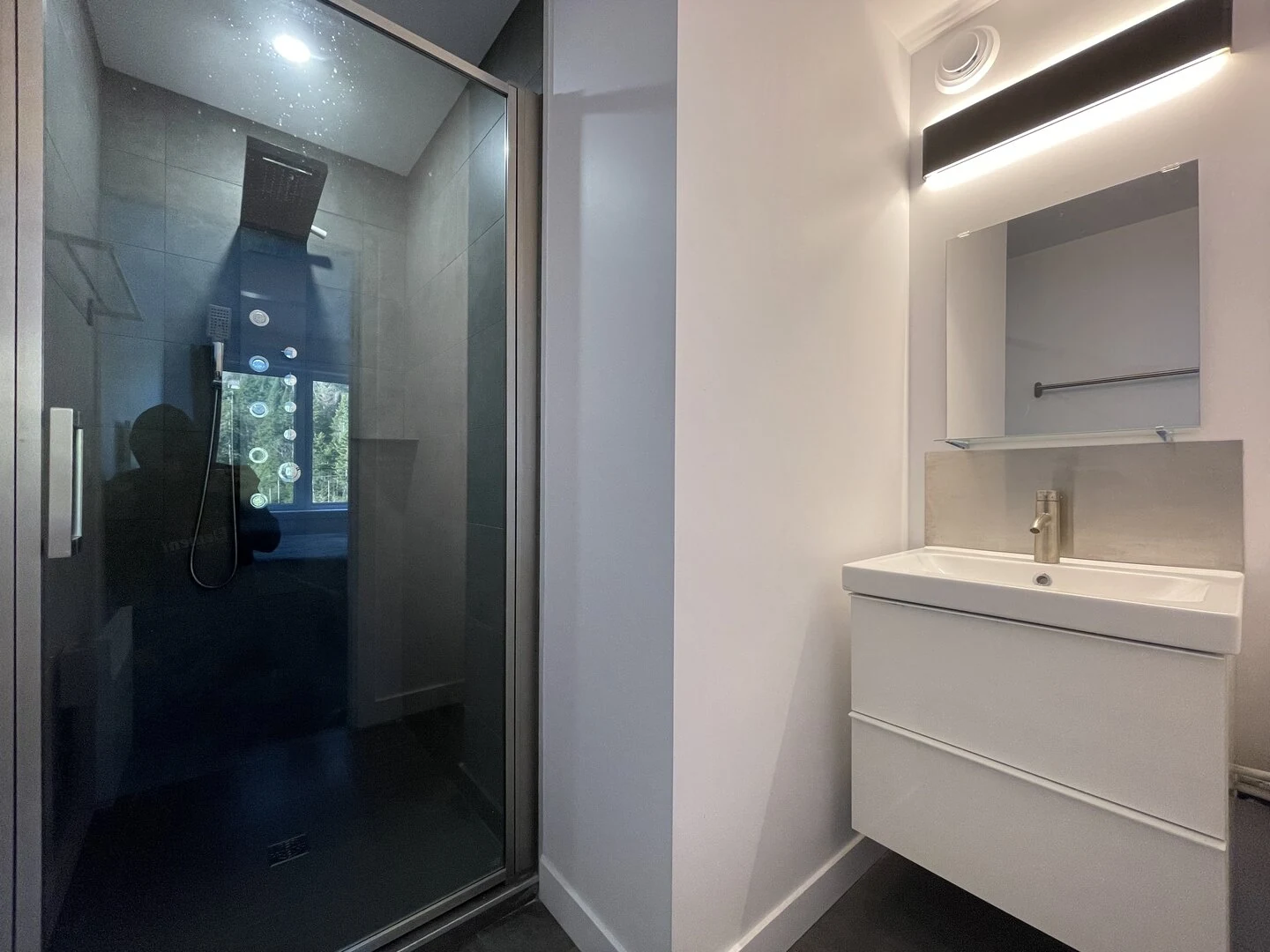 Bathroom for bedroom 3 at Le Céleste chalet