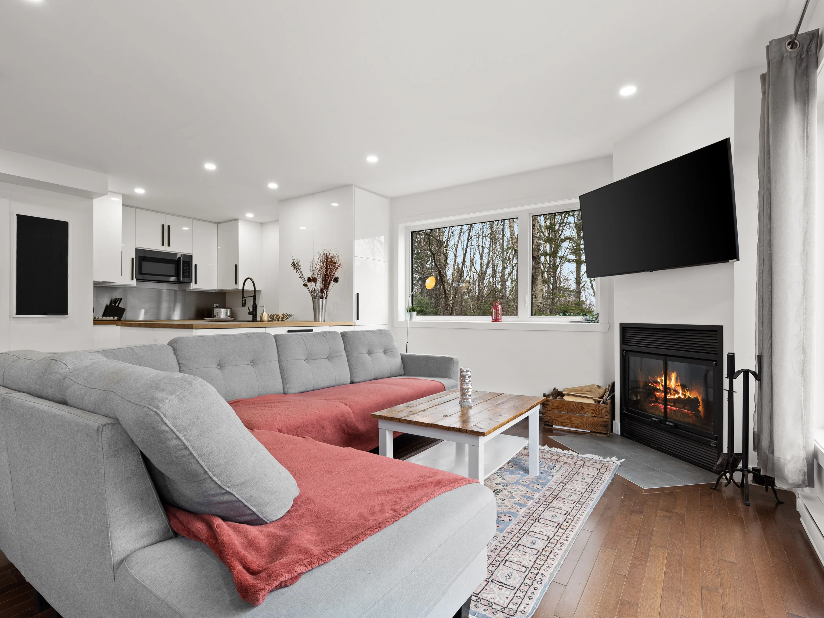 Living room with sectional sofa and fireplace at Le Céleste chalet