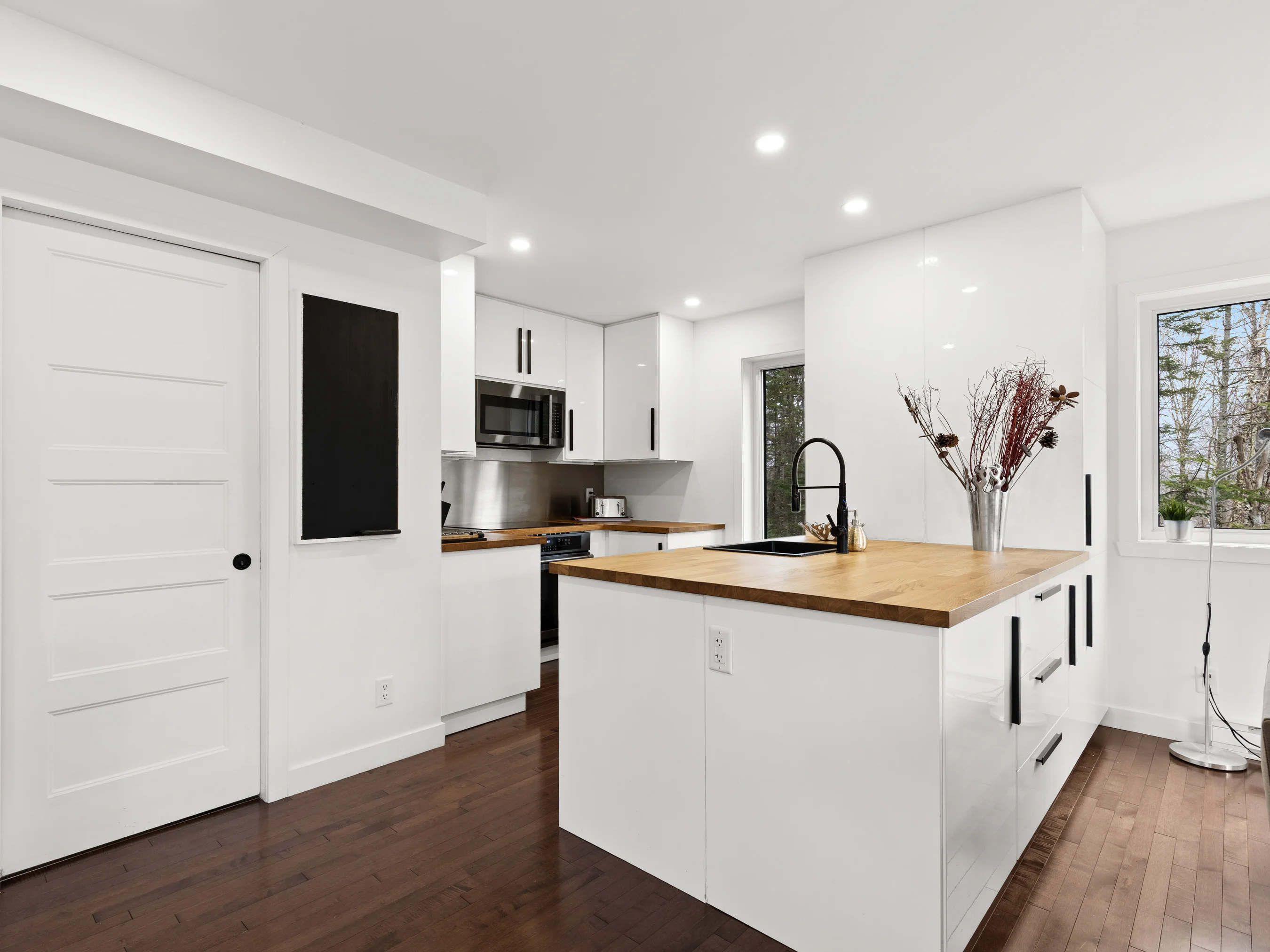Kitchen island and modern kitchen at Le Céleste chalet