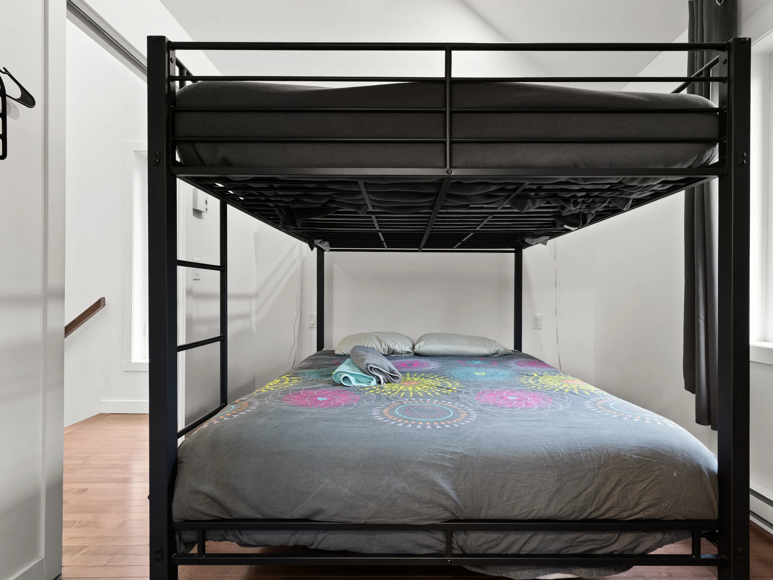 Bedroom with stacked queen beds at Le Céleste chalet