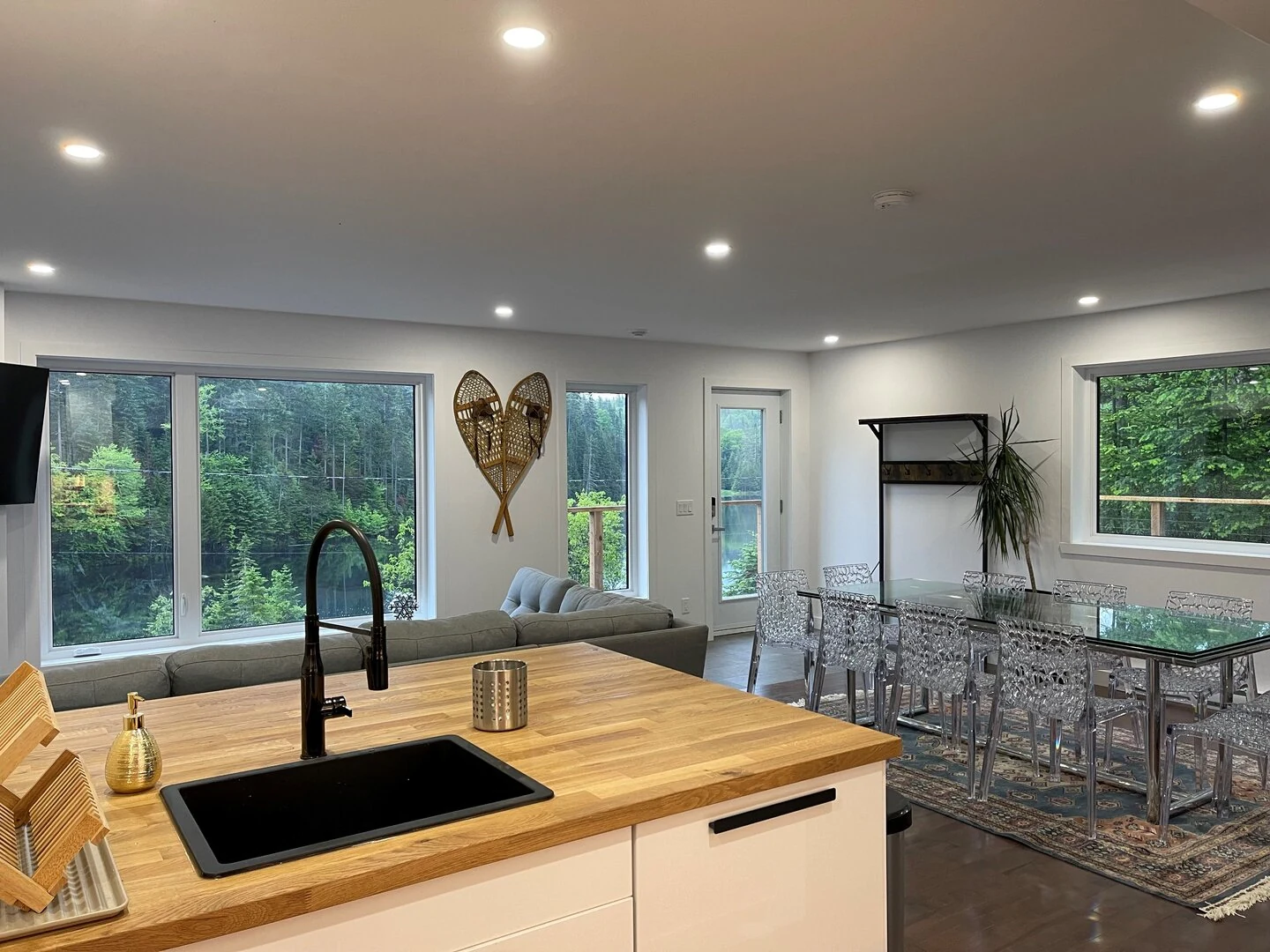 Kitchen and dining area of Le Céleste chalet