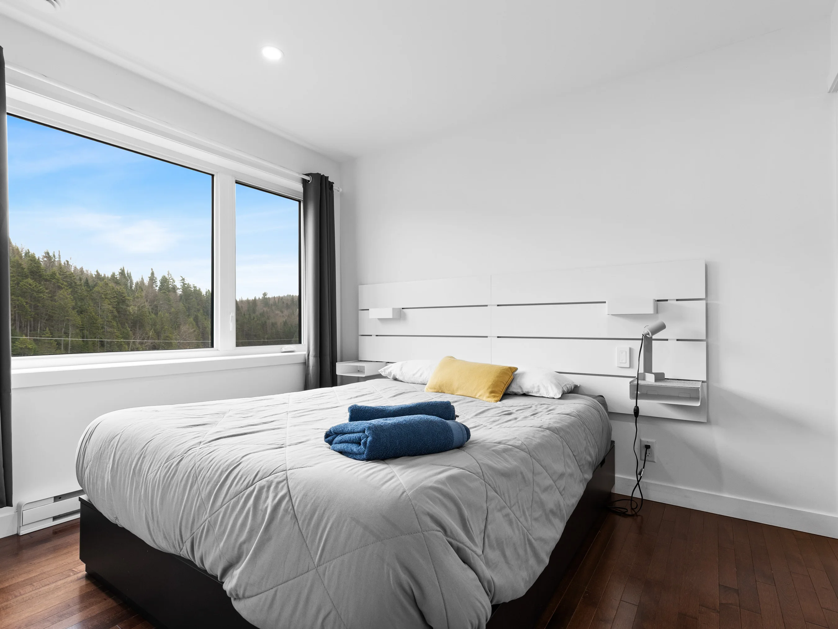 Bedroom with queen bed and forest view at Le Céleste chalet