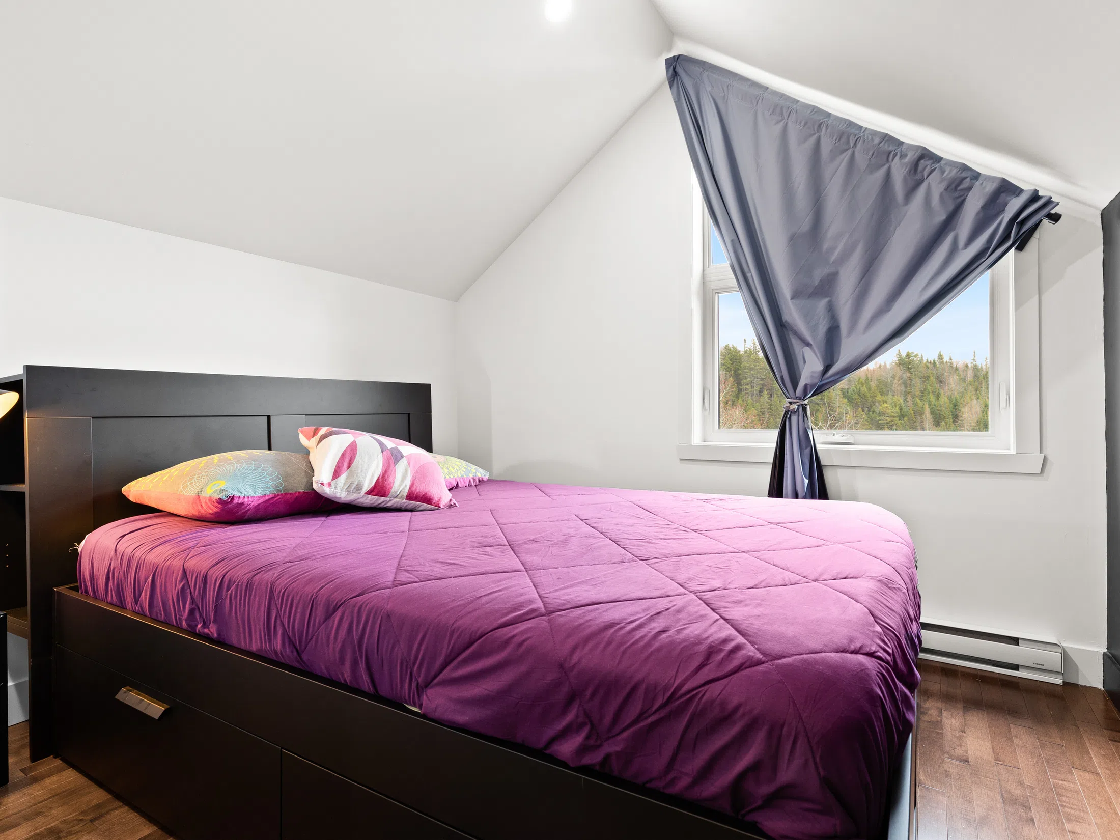 Bedroom with queen bed and lake view at Le Céleste chalet