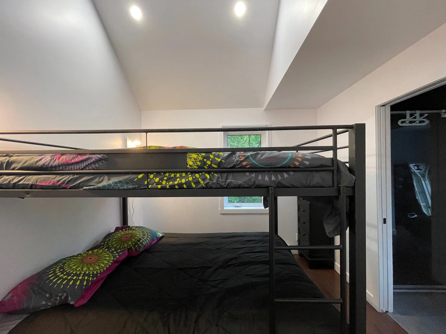 Bedroom 1 with bunk queen beds at Le Céleste chalet