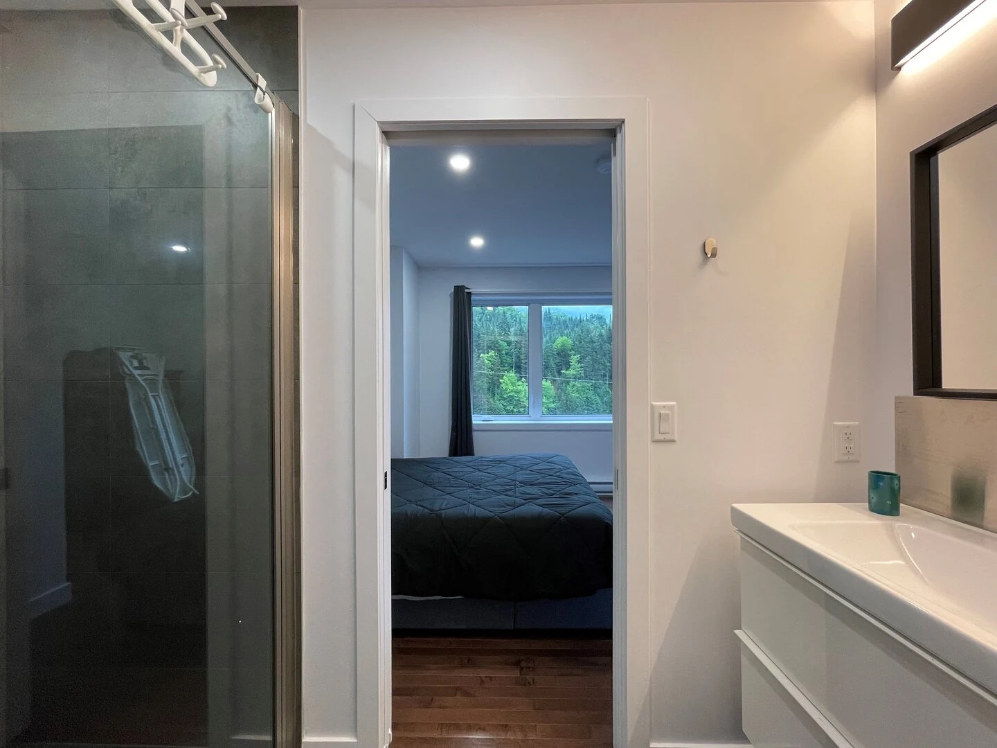 Shared bathroom for bedrooms 1 and 2 at Le Céleste chalet