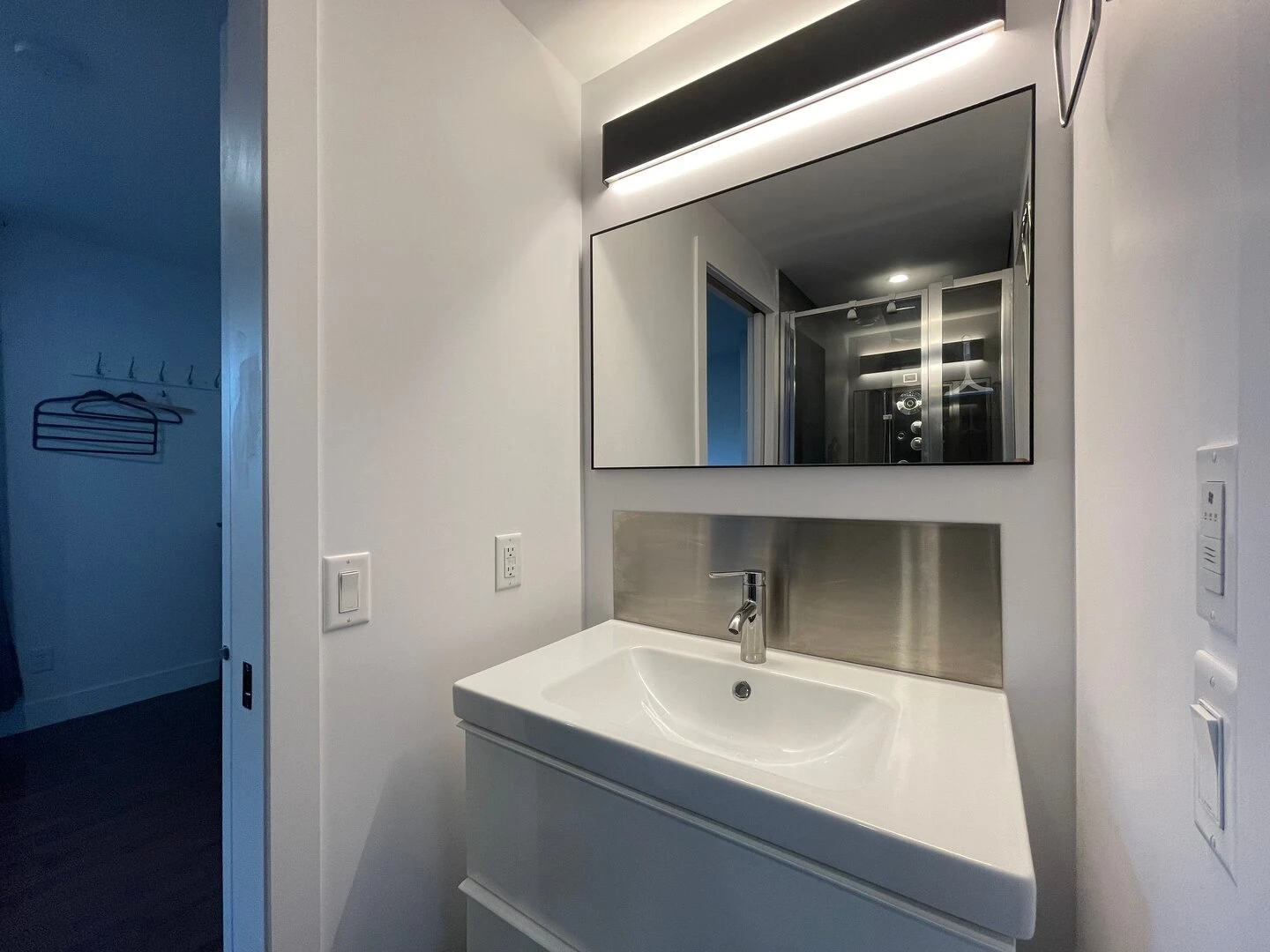 Shared bathroom for bedrooms 1 and 2 at Le Haut Perché chalet