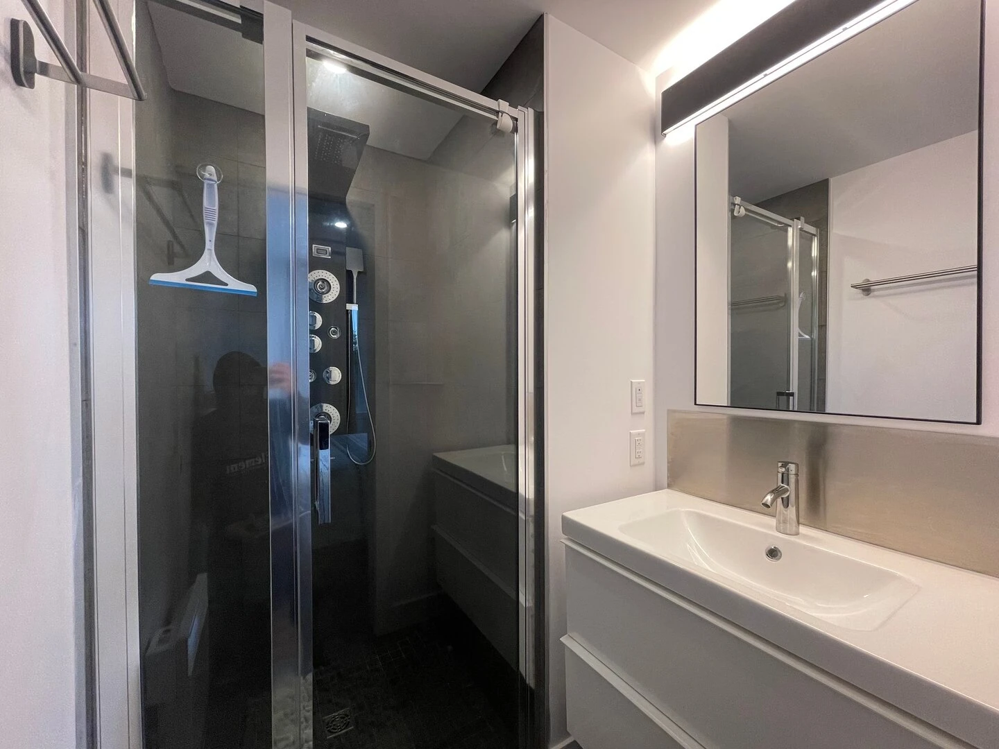 Bathroom for bedroom 3 at Le Haut Perché chalet