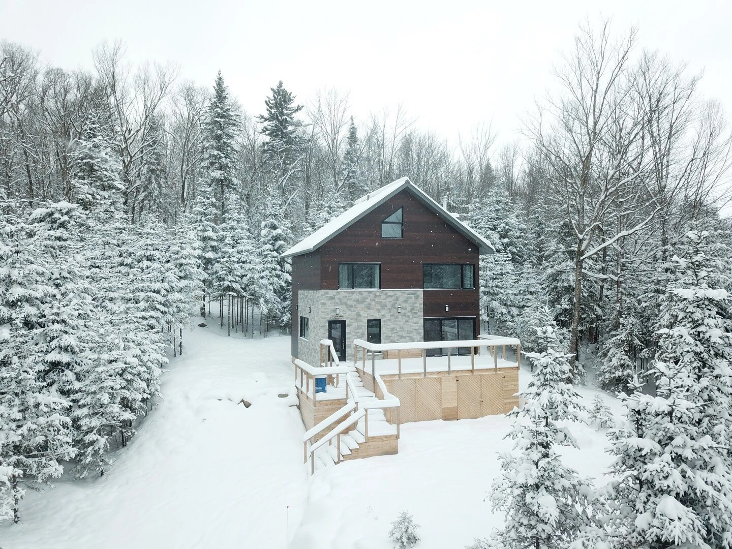 Exterior view of Le Haut Perché chalet in winter