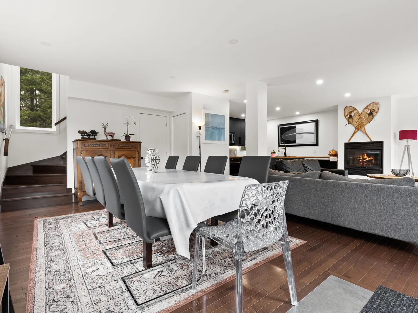 Vue d’ensemble de l’aire de vie ouverte du chalet Le Haut Perché avec salle à manger, salon et cuisine