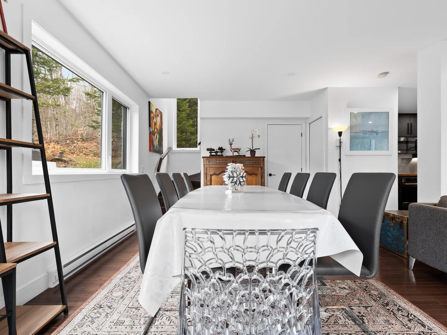 Salle à manger du chalet Le Haut Perché avec grande table et vue sur la nature