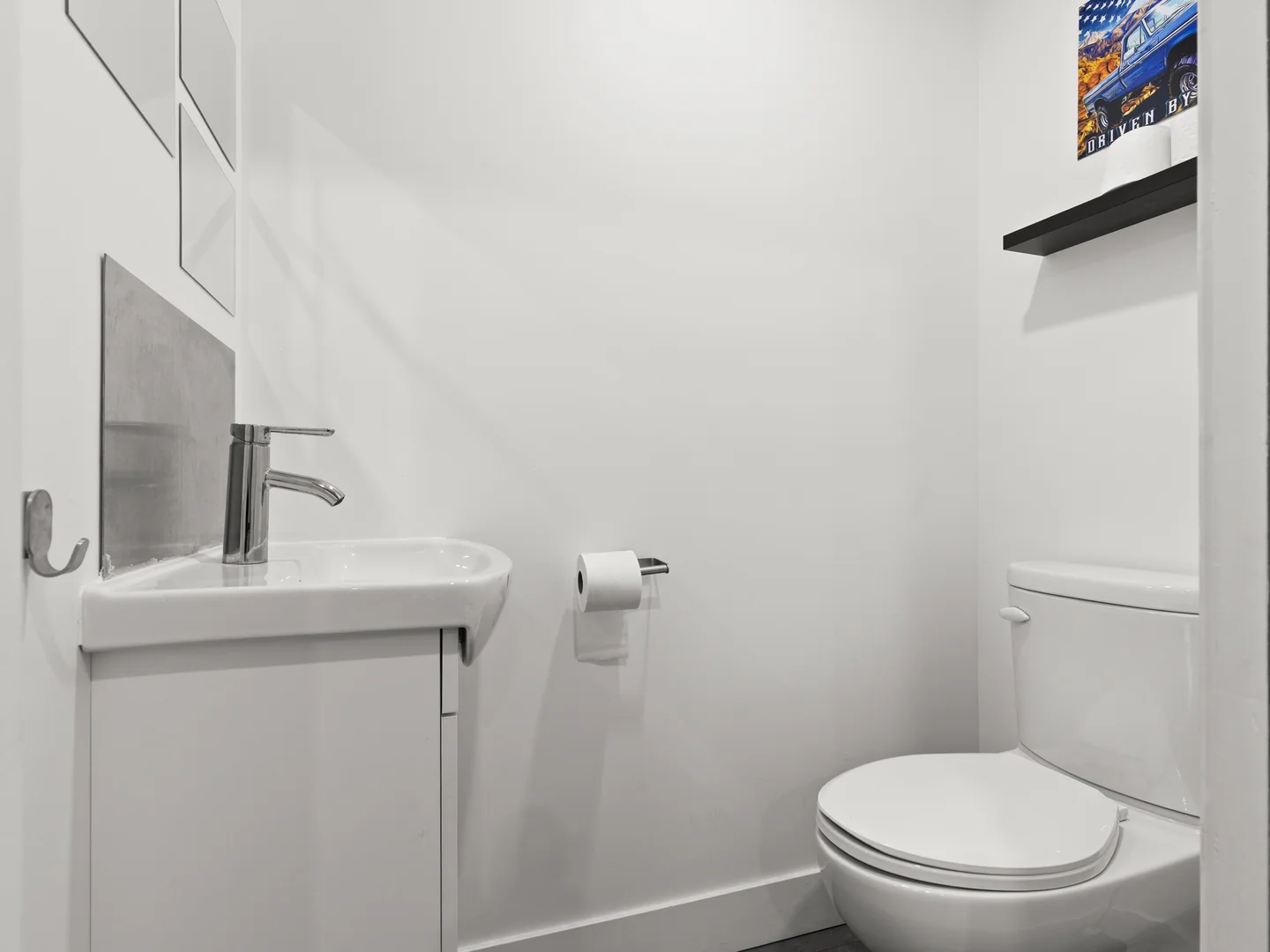 Toilette du chalet Le Haut Perché avec vanité blanche et toilette