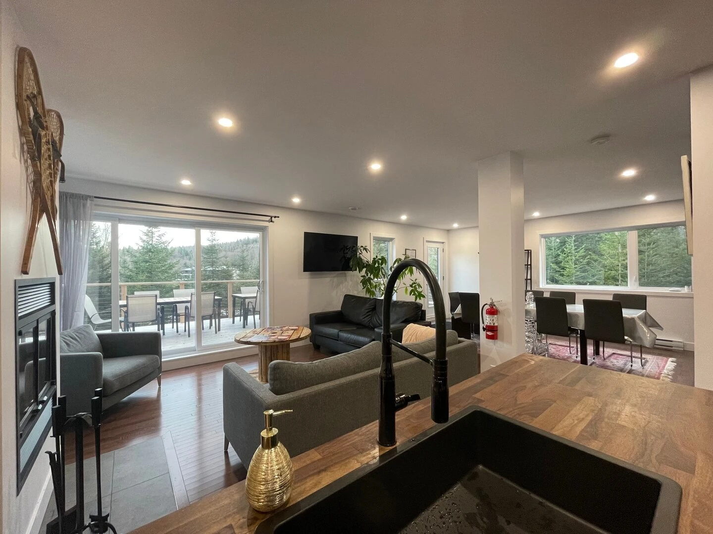 Second entrance and living area view of Le Haut Perché chalet