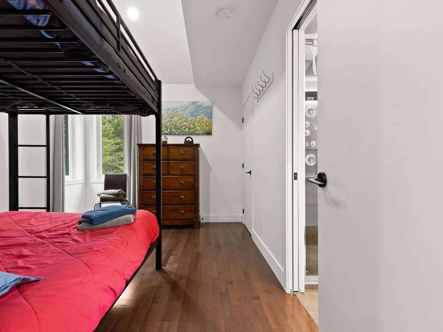 Chambre du chalet Le Haut Perché avec lits superposés et rangement