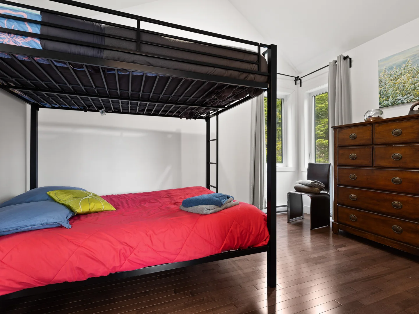Chambre familiale du chalet Le Haut Perché avec lits superposés et commode
