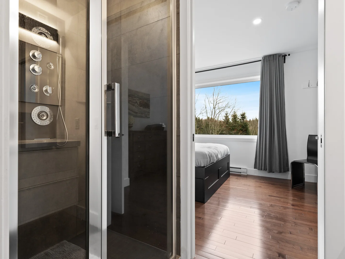 Salle de bain avec douche vitrée attenante à une chambre du chalet Le Haut Perché