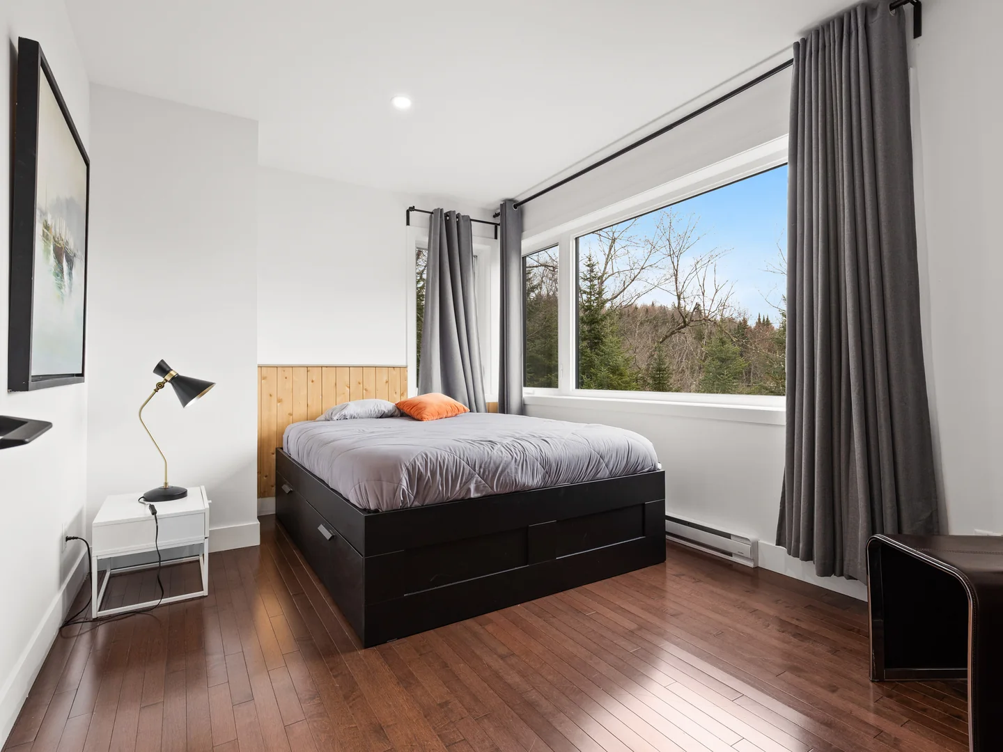Chambre du chalet Le Haut Perché avec lit queen et grande fenêtre sur la nature