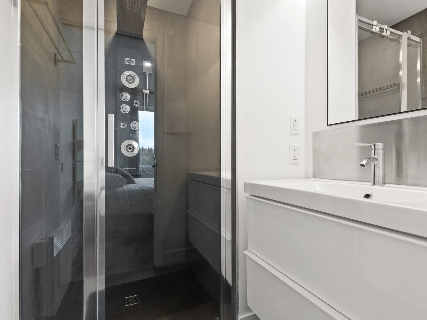 Salle de bain du chalet Le Haut Perché avec douche vitrée et vanité