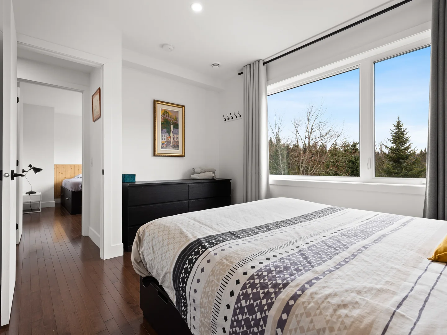 Vue d’une chambre du chalet Le Haut Perché avec accès vers le couloir