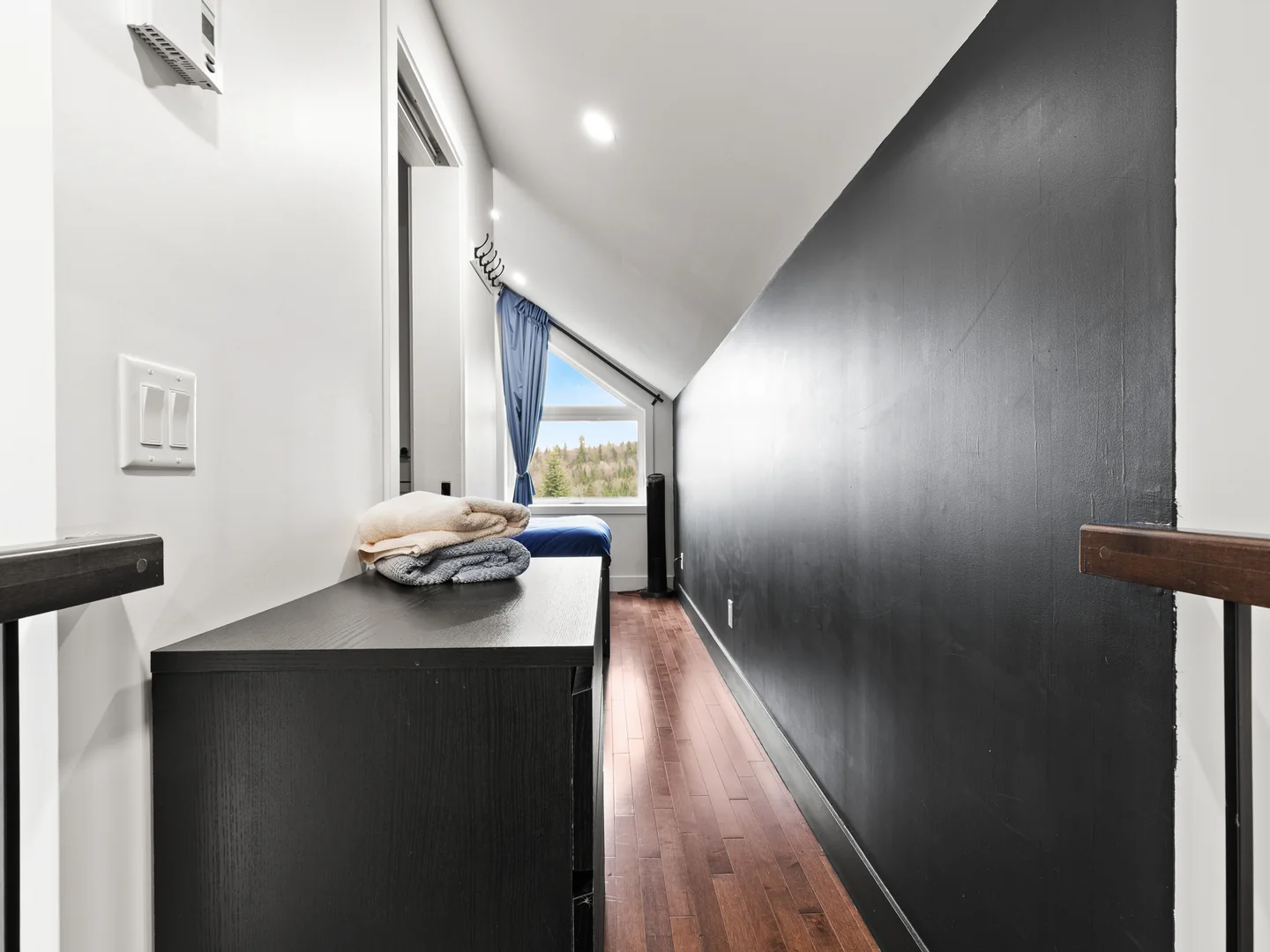 Palier supérieur du chalet Le Haut Perché avec console et vue vers la chambre