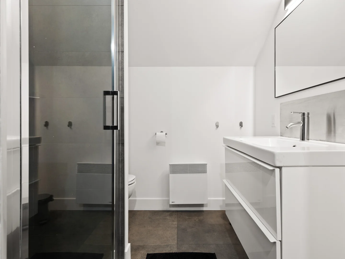 Salle d’eau chambre 4 du chalet Le Haut Perché avec douche, vanité et toilette