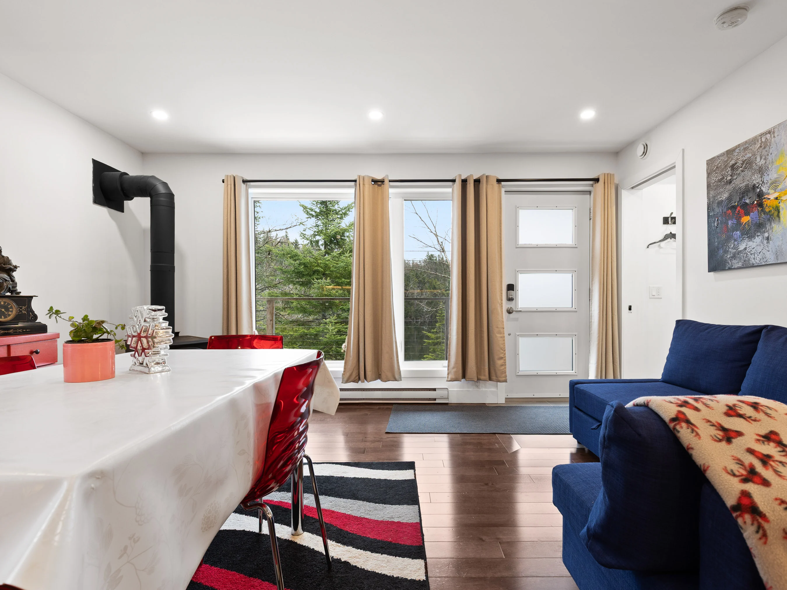 Salon et entrée du chalet Le Nautique