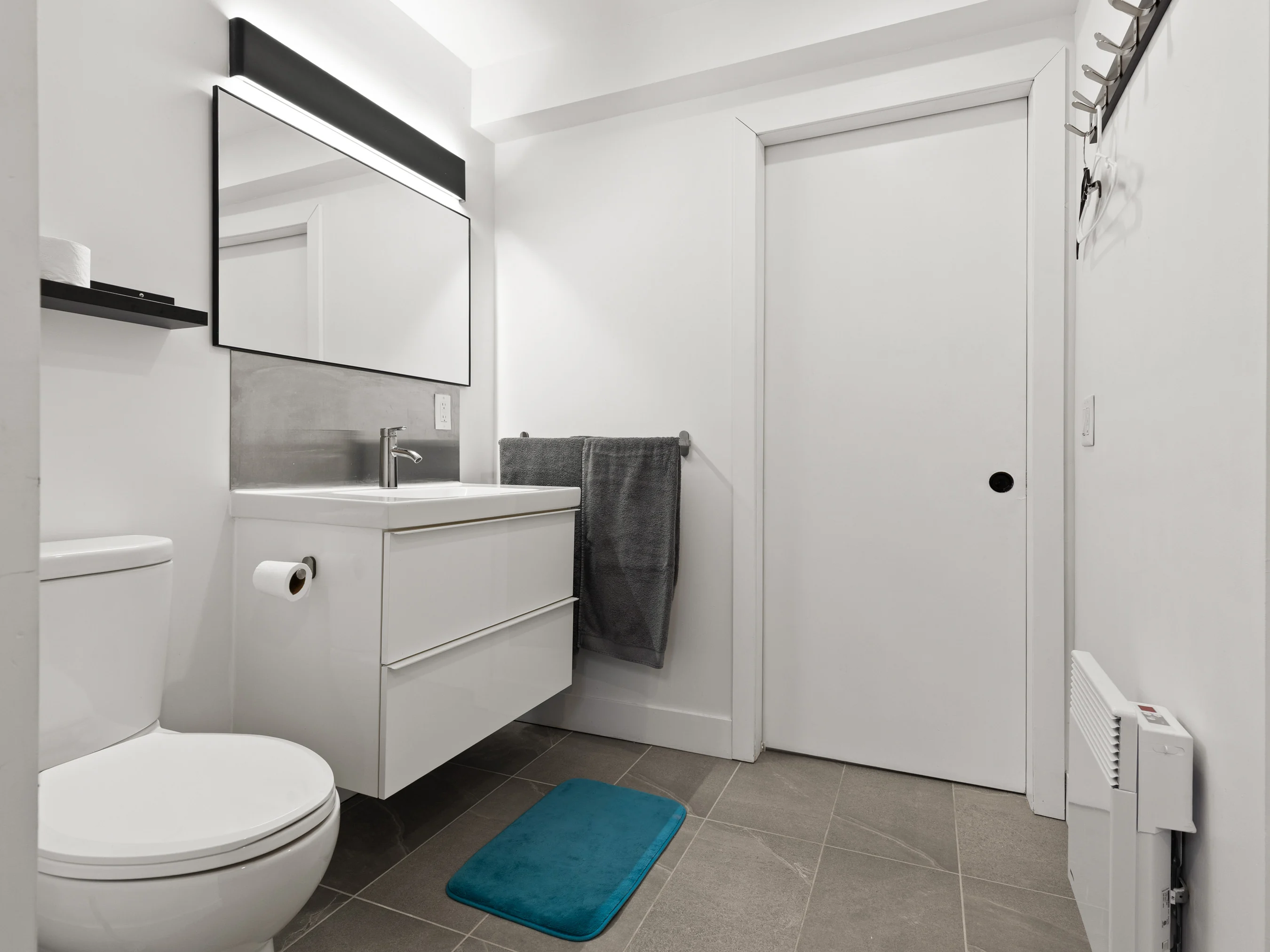 Meuble-lavabo et toilette du chalet Le Nautique