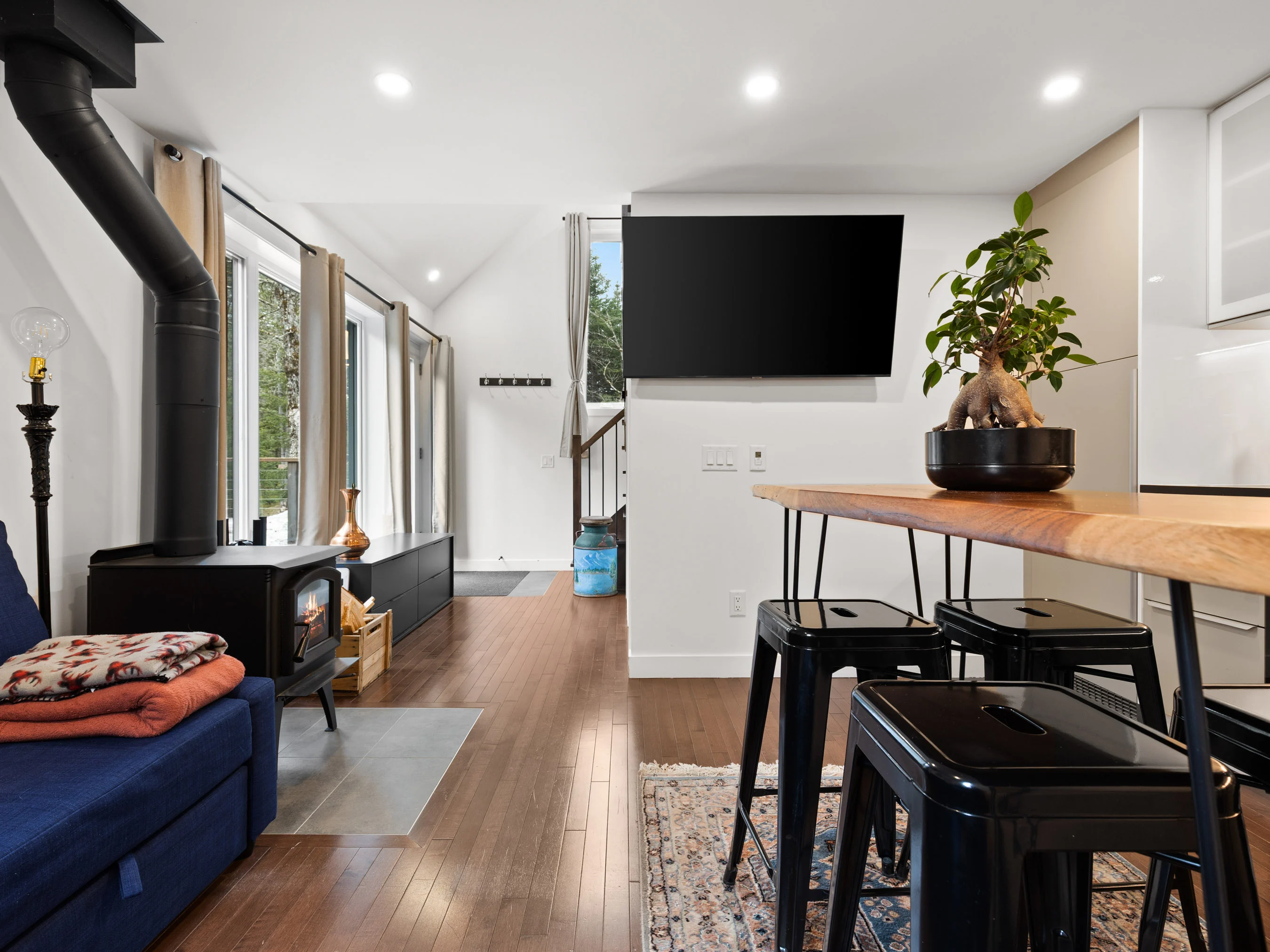 Aire de vie avec télévision et poêle à bois du chalet Le Romantique