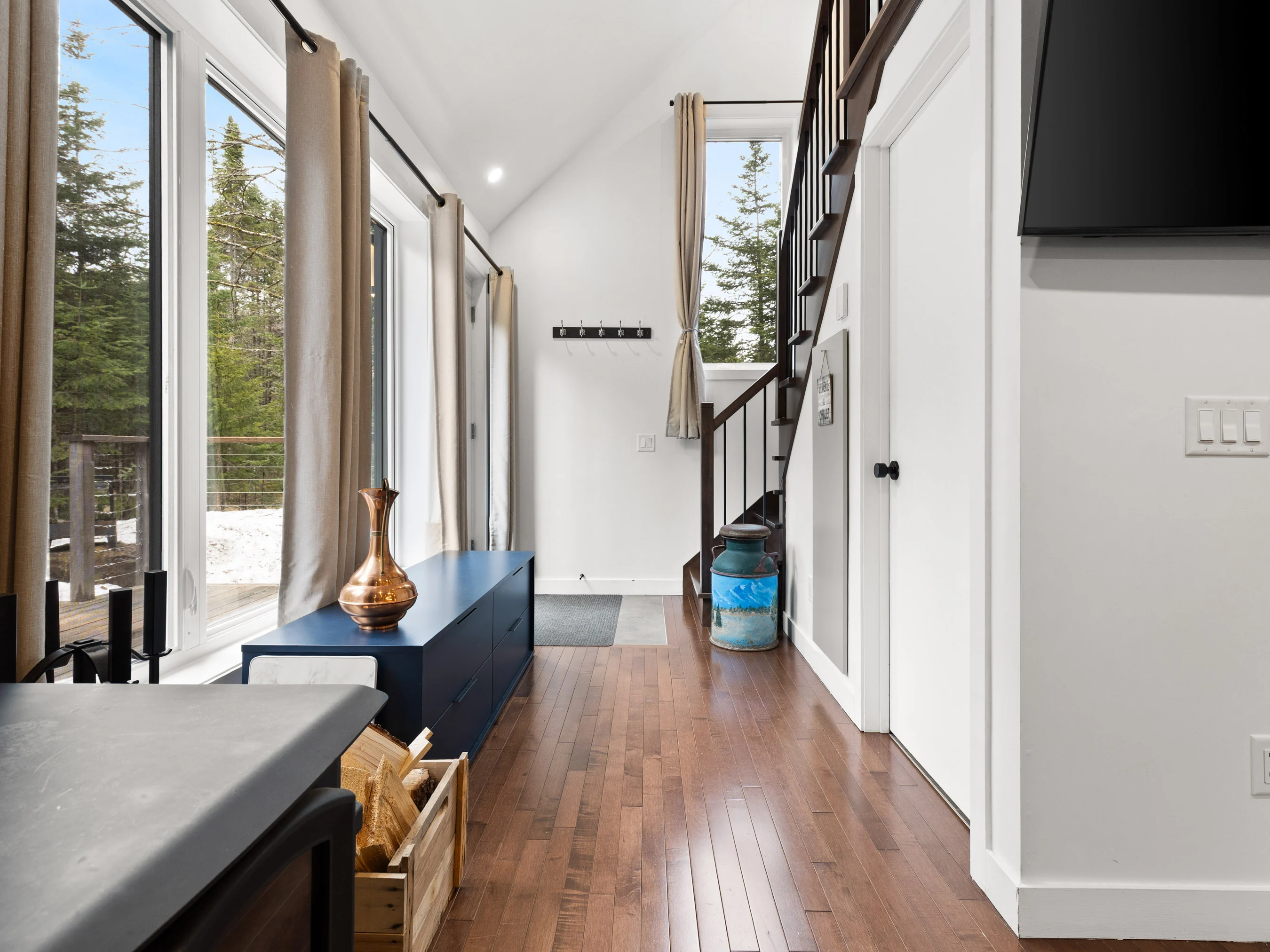 Entrée et espace du poêle à bois du chalet Le Romantique