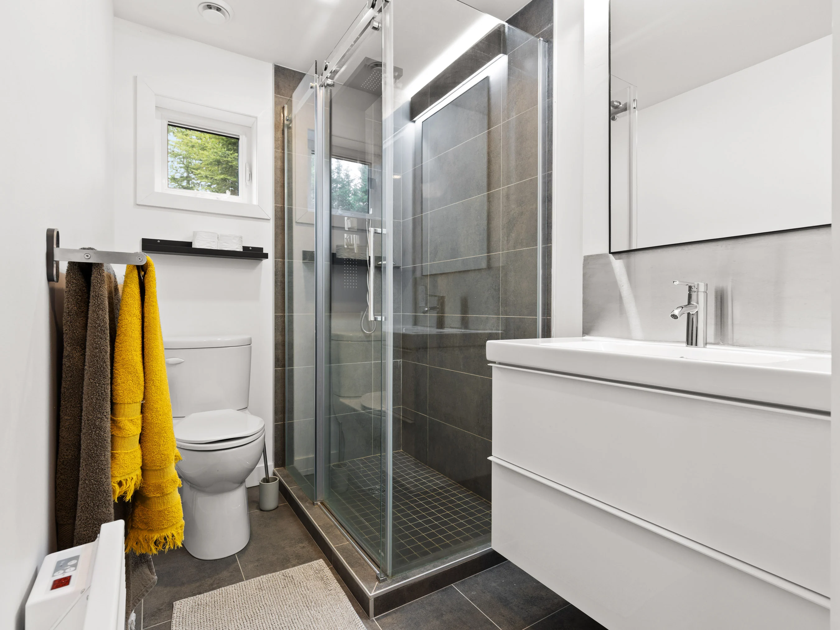 Salle de bain avec douche du chalet Le Romantique
