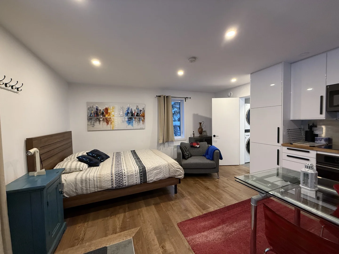 Sleeping area with queen bed in Le Tête à Tête chalet